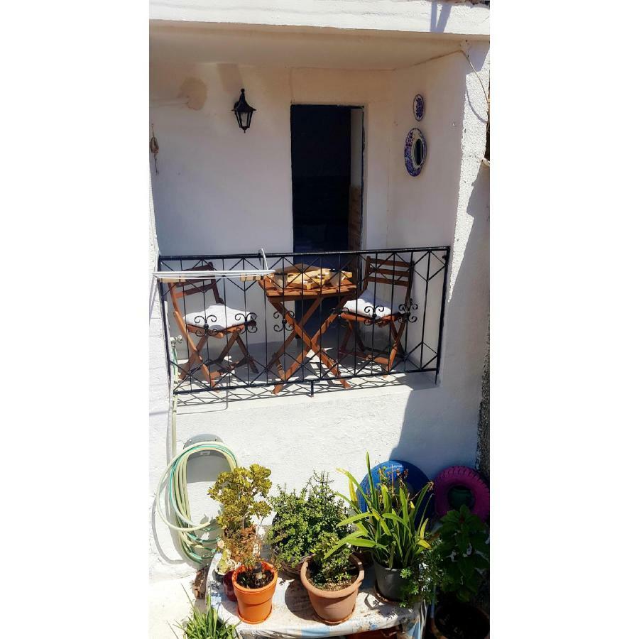 Penny's In The Heart Of Poros